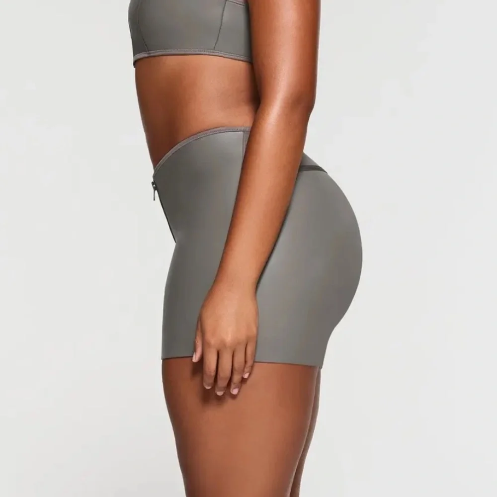 SKIMS ❤️‍🔥 GREY RUBBERIZED SWIM SKIRT NWT SIZE MEDIUM